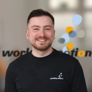 <span style="color: #f7a705;">Simon</span> <strong>Fink</strong>